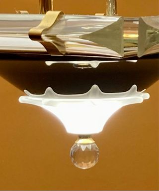 Lámparas de techo colgante de cristal y metal.