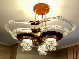 Lámparas de techo colgante de cristal y metal.