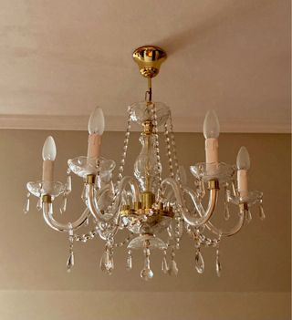 Lámparas de techo colgante de cristal y metal.