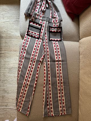 Blusa sin mangas con cinturón elegante y pantalón