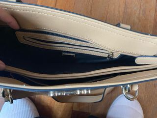 Bolso Guess Marrón y Beige