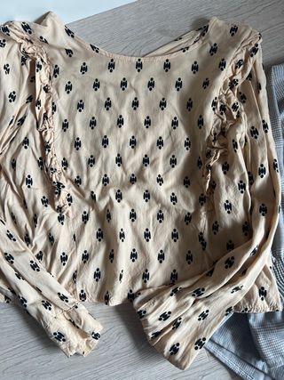 Camisas beige y gris con estampado