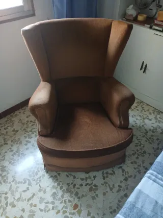 Sillón orejero marrón tela