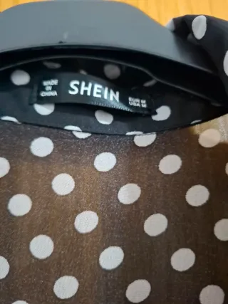 Camisa negra lunares blancos manga volante