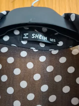 Camisa negra lunares blancos manga volante