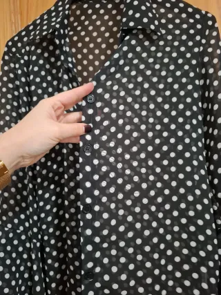 Camisa negra lunares blancos manga volante