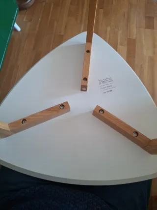 Mesa auxiliar blanca triangular