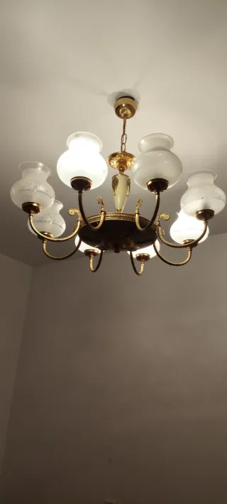 Lámpara de tulipas antigua dorada