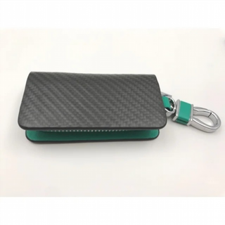 LLAVERO FUNDA CARBONO BORDE VERDE REGALO R.2010.1