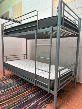 Litera metálica gris