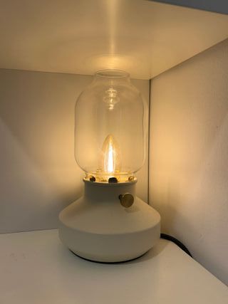 Lámpara de mesa TÄRNABY beige