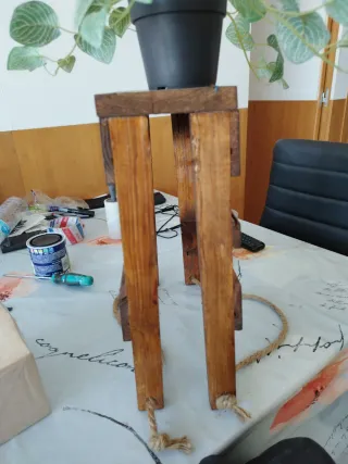 Banqueta madera rústica con cuerdas