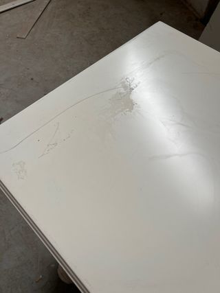 Cómoda lacada blanca de madera Marcas en la tapa