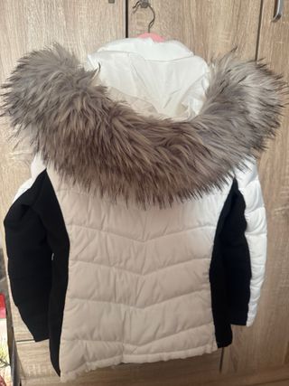 Bomber bianca con cappuccio e pelliccia