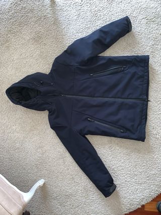 Chaqueta azul con capucha