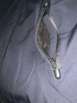 Chaqueta azul con capucha