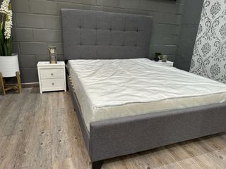 Cama tapizada gris con colchón