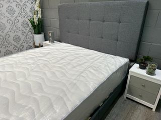 Cama tapizada gris con colchón