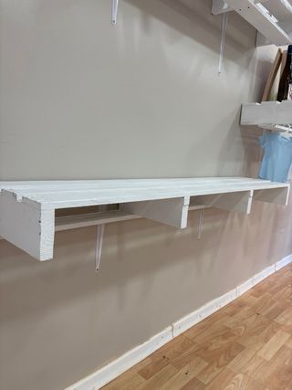 Estanterías de madera blancas hechas con pale.