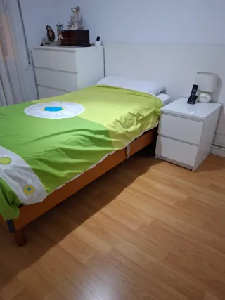 Cama motorizada con colchón y mesita
