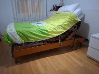 Cama motorizada con colchón y mesita
