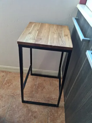 Mesa auxiliar alta madera y metal