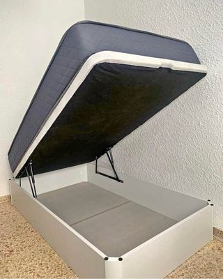 Canapé abatible blanco con colchón