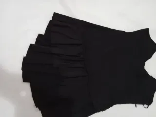 Top negro con tirantes y volantes