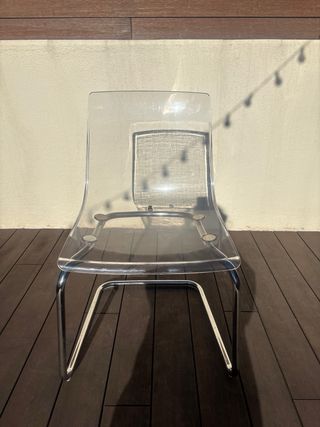 Silla transparente y metal Ikea