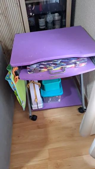 Escritorio morado con ruedas
