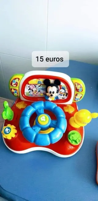 Piano musical infantil con tambor y guitarra