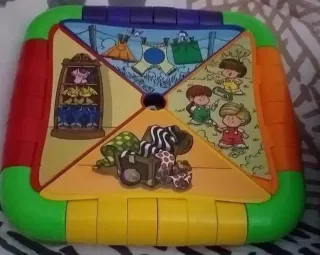 Piano musical infantil con tambor y guitarra