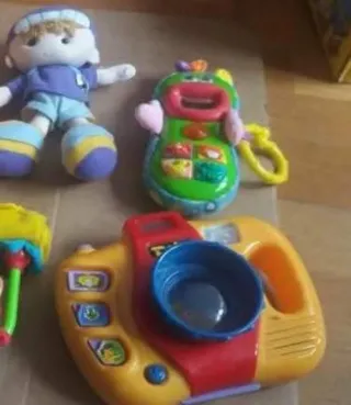 Piano musical infantil con tambor y guitarra