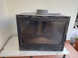 Casete para chimenea de metal y cristal.