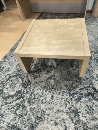 Mesa de centro de madera con ruedas