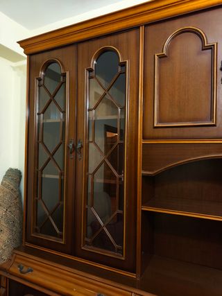 Armario de salón con vitrina de madera