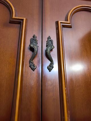 Armario de salón con vitrina de madera