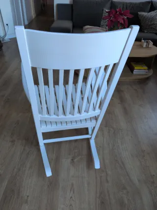 Mecedora de madera blanca