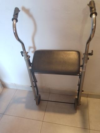 Andador con asiento para personas