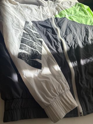 Chaqueta deportiva Nike gris y verde