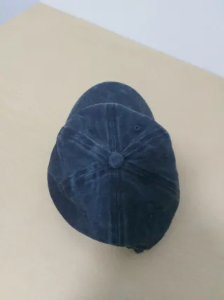 Cappellino blu in tessuto