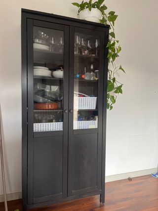 Armario vitrina negro con puertas de cristal
