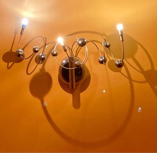 5 lámparas techo y pared.