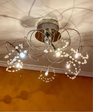 5 lámparas techo y pared.