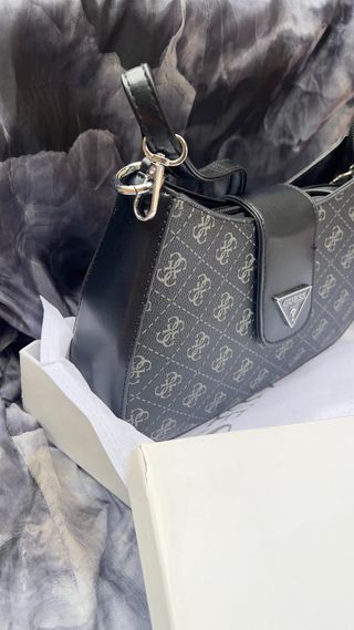 Bolso Guess Negro/Gris Monogram
