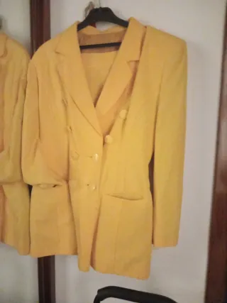 Traje amarillo chaqueta y falda áprox 44