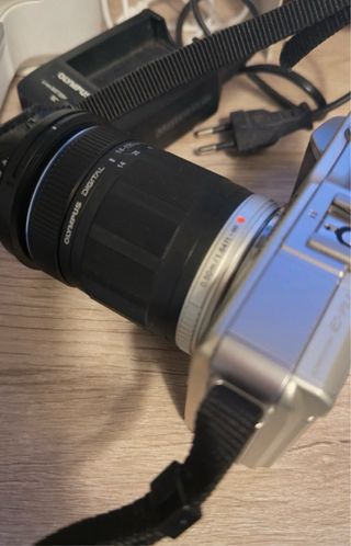 Cámara Olympus + Objetivo Zoom + Cargador + Funda