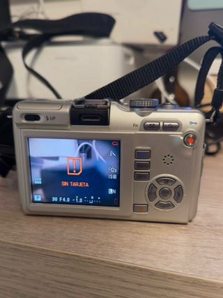 Cámara Olympus + Objetivo Zoom + Cargador + Funda