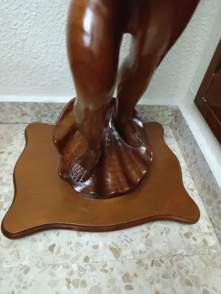 Mueble de madera con figura de niño