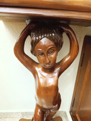 Mueble de madera con figura de niño